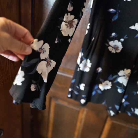 Very pretty romper, has pockets on the shorts - Picture 5 of 9